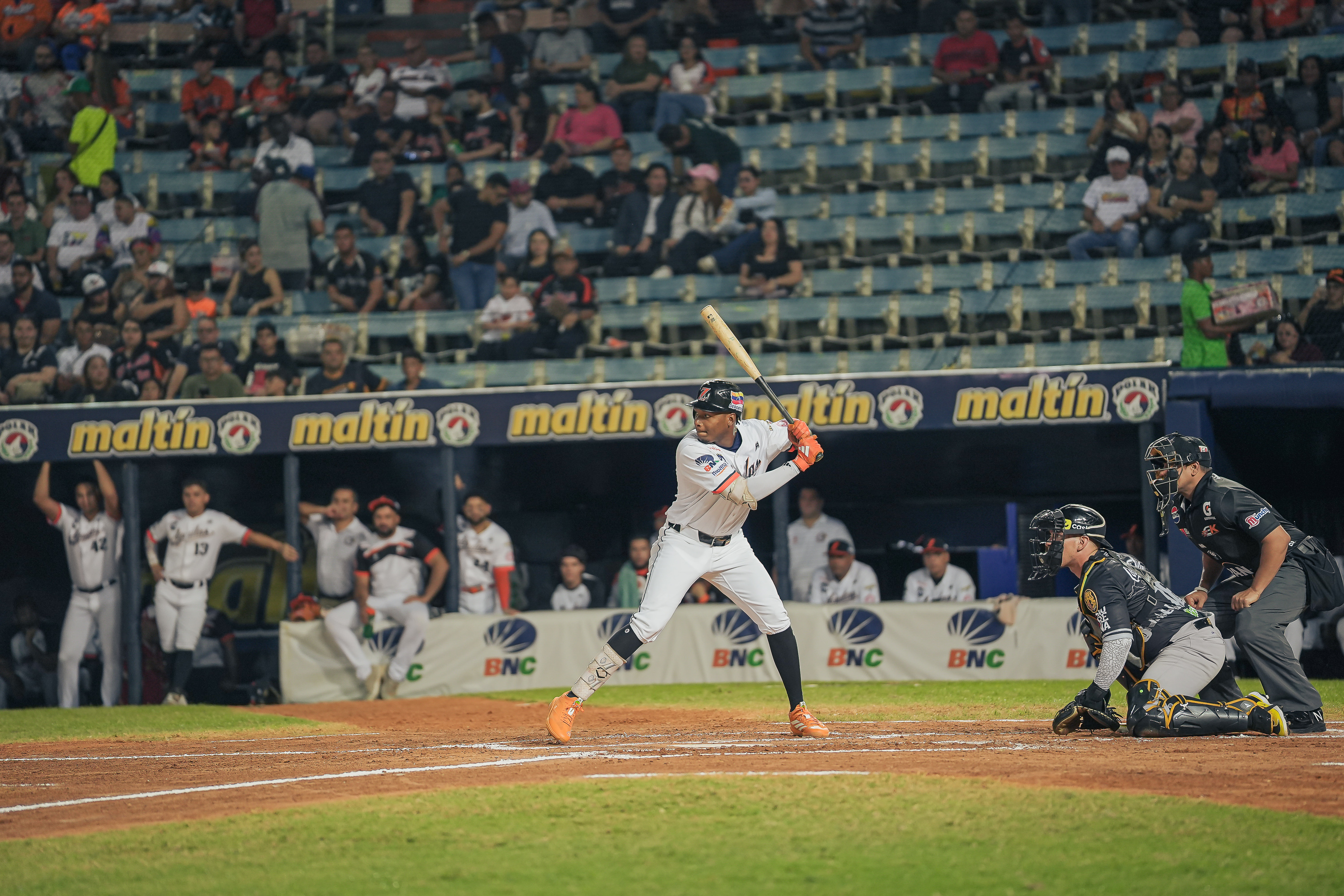 Águilas barre a Leones y lo deja al borde de la eliminación