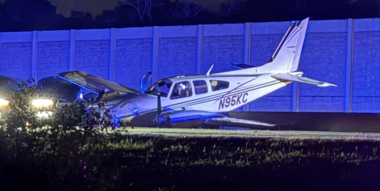 ¡Tremendo susto! Avioneta aterrizó de emergencia, cayó sobre un carro y no hubo muertos