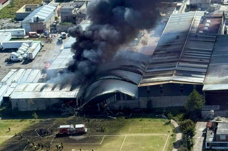 Diez muertos al estrellarse una avioneta en Toluca, México