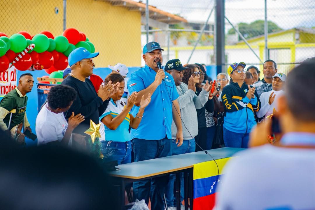 Gobernador Caldera entrega uniformes y morrales para 4 mil 800 estudiantes del municipio Sucre