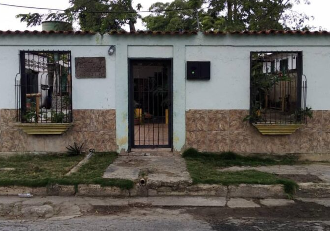 Hallan muertos a madre e hijo dentro de una posada en Aragua