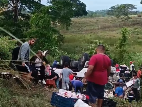 ¡Perdida total! Se volcó camión cargado de pollos en Machiques de Perijá