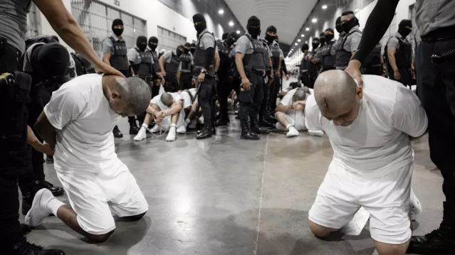 Juez ordenó a Trump otorgar audiencia por los 200 venezolanos deportados a El Salvador