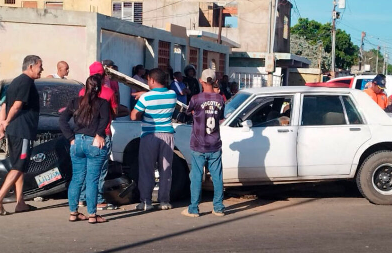 Carrito porpuesto impactó contra dos vehículos  en Milagro Norte