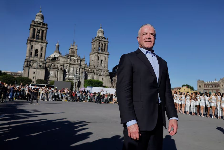 Emiten orden de aprehensión contra dueño de Miss Universo