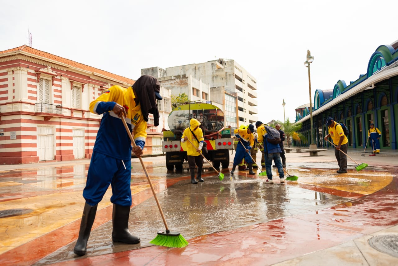 Realizan jornada de limpieza en la Plaza Baralt