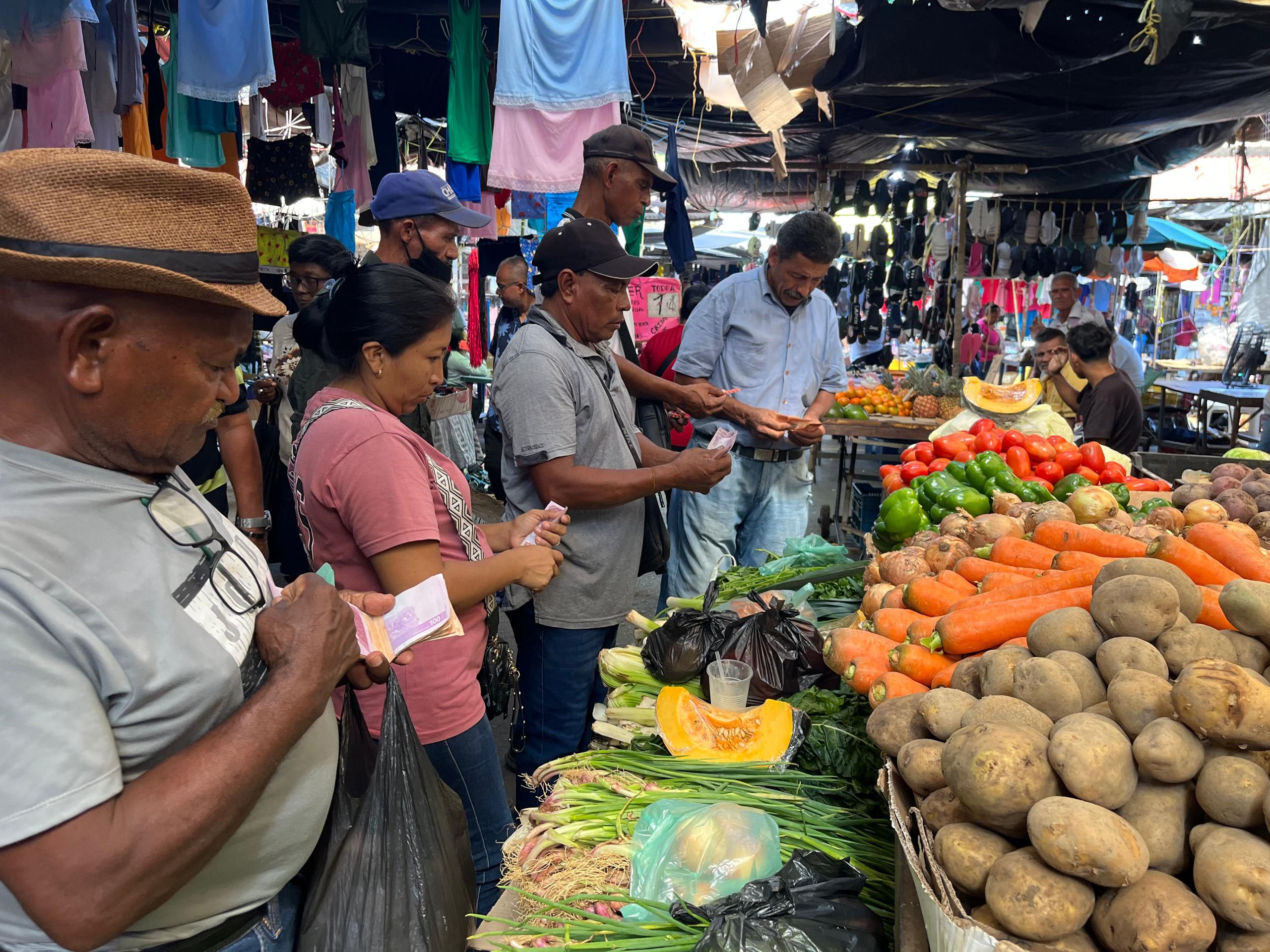 Marabinos abarrotan el mercado 