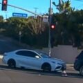 Liberada bajo fianza la madre del bebé que cayó desde un carro en marcha en California