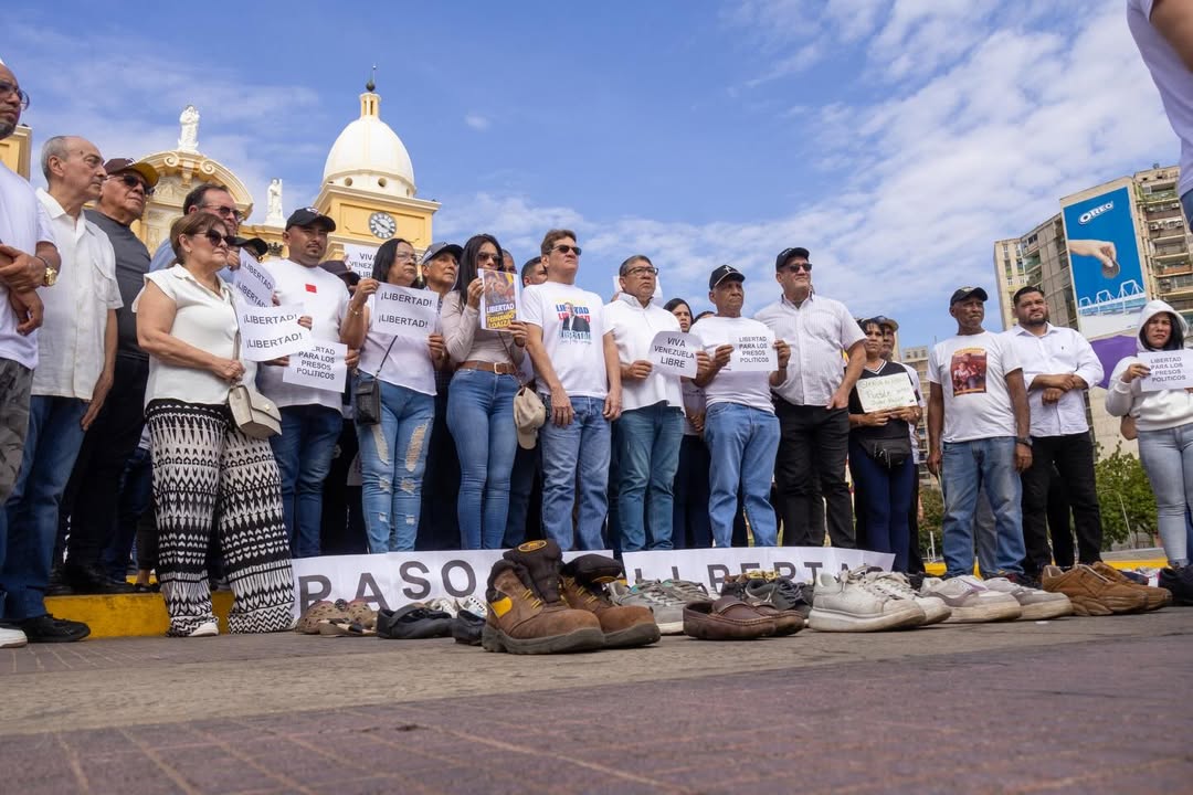 Manifestación pacífica con zapatos frente a la Basílica por las liberaciones pendientes