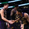 Lakers recupera el brillo: LeBron y Doncic comandan el festín ofensivo ante Hawks