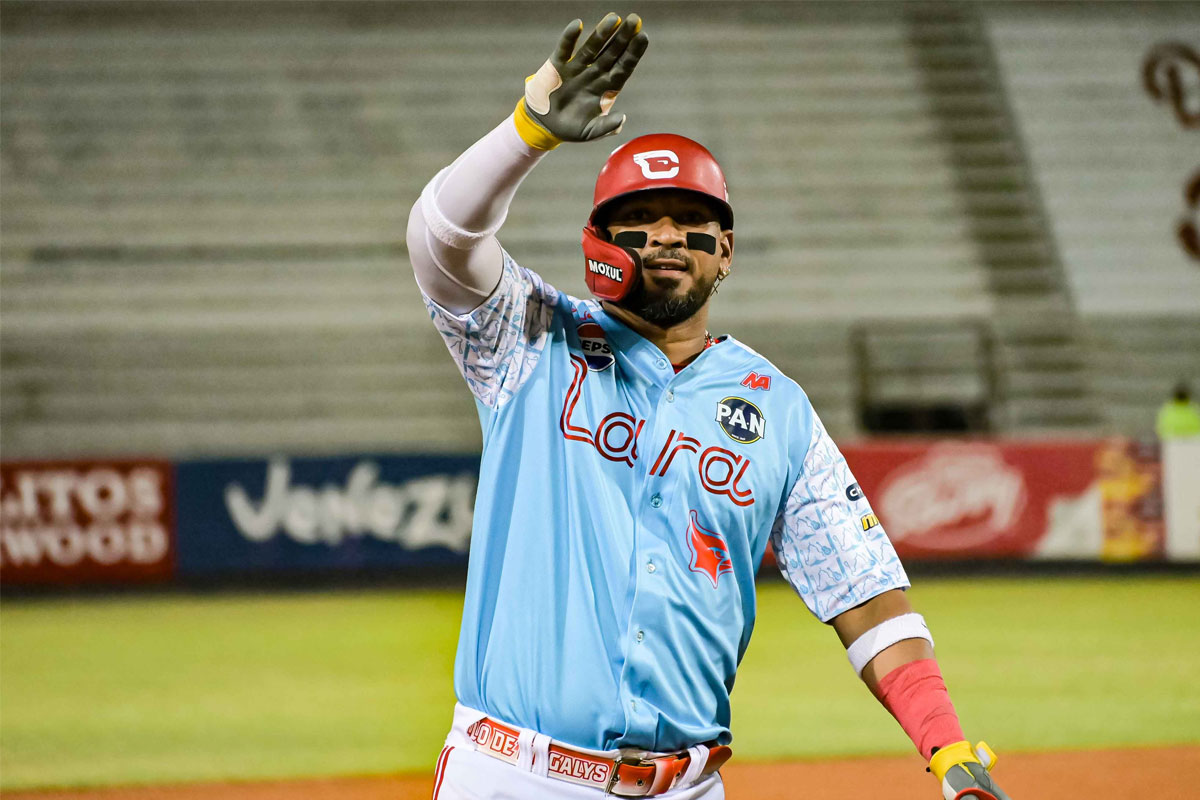 Cardenales vuela alto en el Round Robin tras doblegar a Bravos en territorio crepuscular