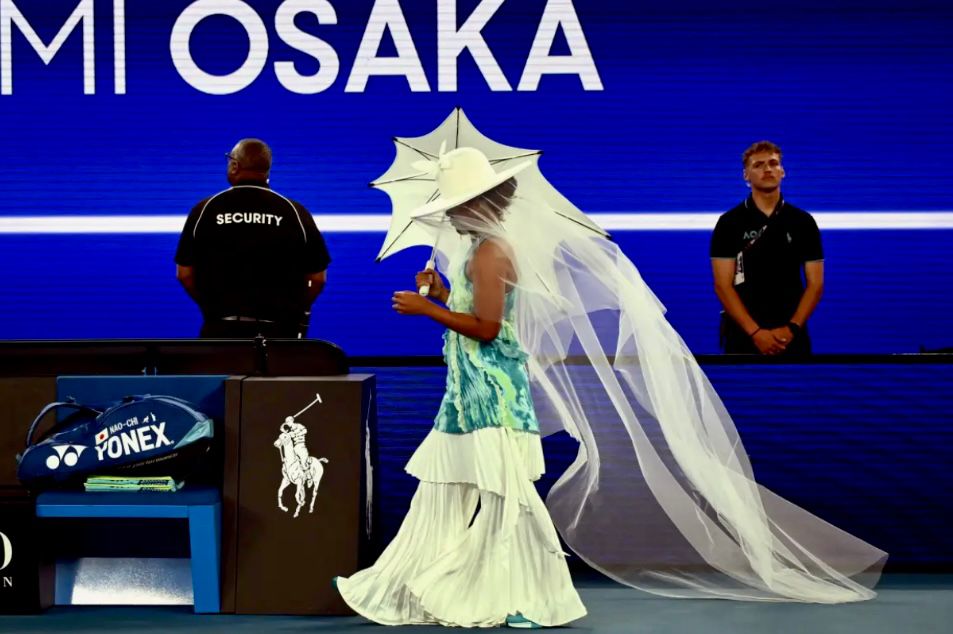 Alta costura en Australia: La tenista Naomi Osaka transforma la pista en una pasarela