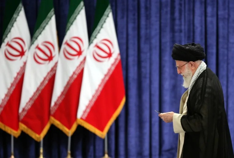 Jamenei culpa a EE. UU. por violencia en Irán y afirma que son 