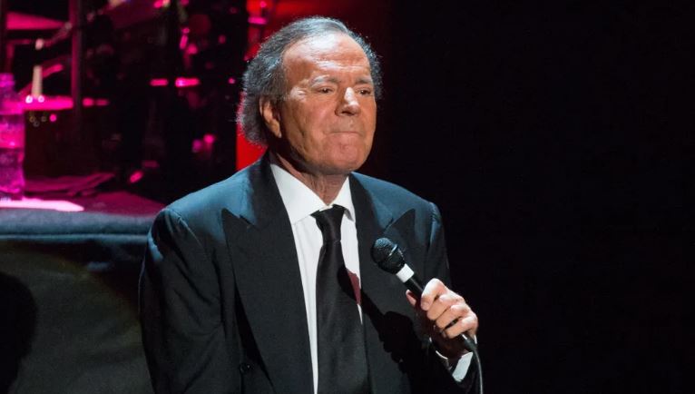 Julio Iglesias dice que la Fiscalía española no es competente en su caso de agresión sexual