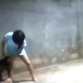 Cpbez detuvo a la mujer que aparece en un video golpeando con mucha furia a su hija adolescente