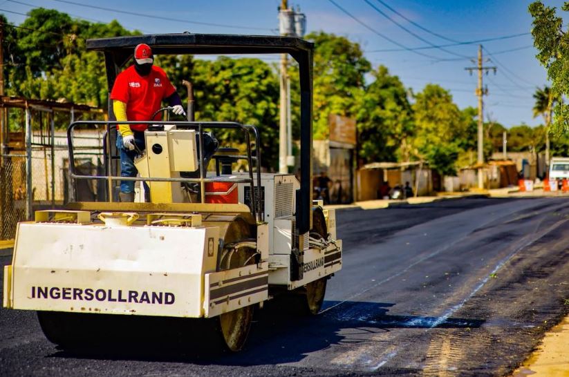 Gobernador inicia colocación de 5 mil toneladas de asfalto en corredor vial Ciudad Lossada