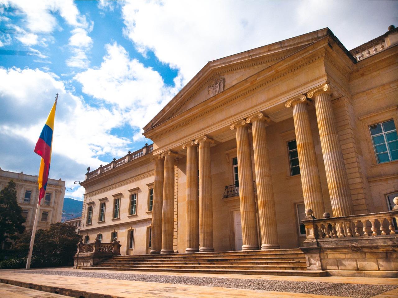 Presidente de Colombia solicita una rigurosa investigación para determinar las causas del accidente aéreo donde murieron 15 personas