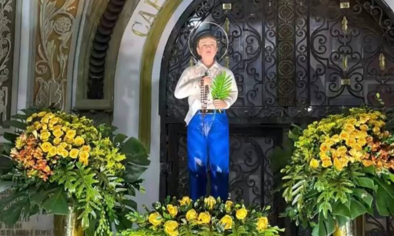 Bajo la mirada maternal de la Chinita, entre cantos y oraciones salió en Procesión 
