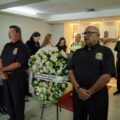 Familiares y amigos de Renato Aguirre lo acompañan en la funeraria Exequiales de Occidente