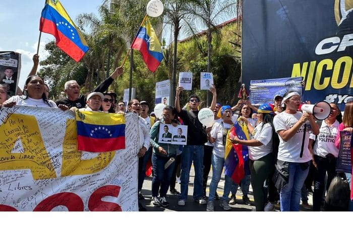 Manifestantes en Caracas logran rebasar el cordón policial y llegan a las puertas de El Helicoide