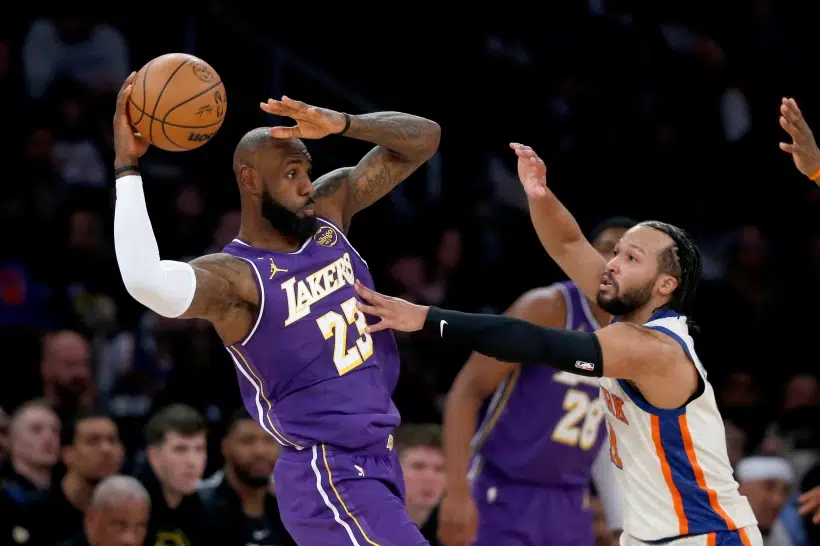 Knicks frenan a los Lakers y empañan la noche de LeBron
