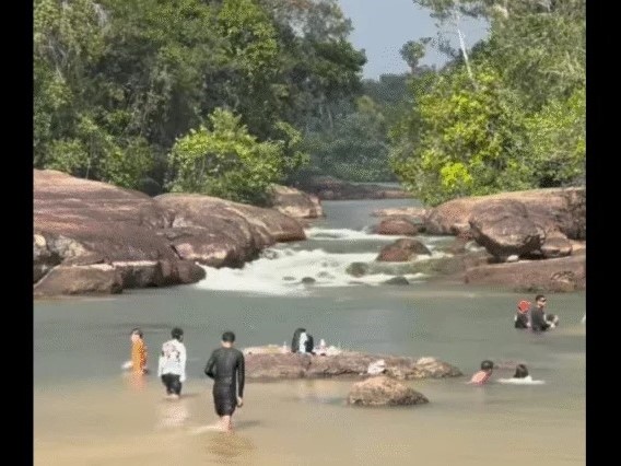 Perecieron ahogados tres adolescentes por evitar que un río se llevara la pelota con la que jugaban