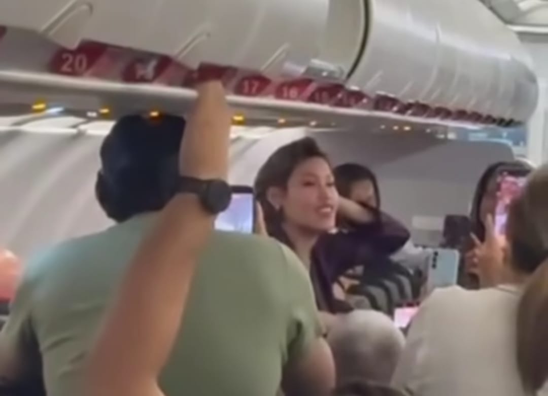 Ana del Castillo cantó a los pasajeros de un avión desviado para calmarlos