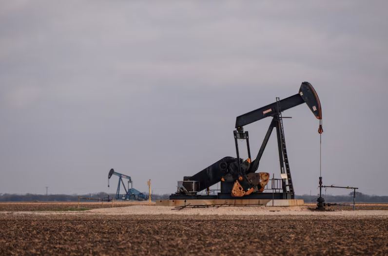 El petróleo de Texas se dispara un 12 %: Supera 100 dólares el barril