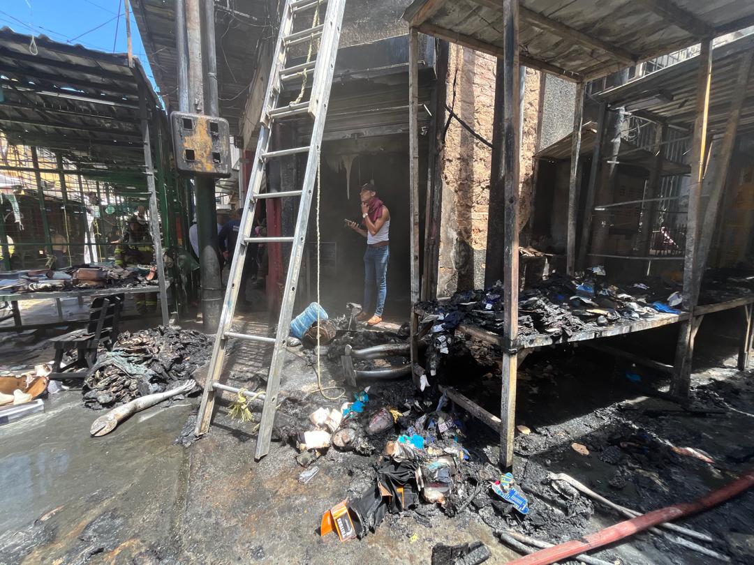 Controlado incendio en el Callejón de los Pobres: Al menos 11 mesas y seis locales afectados por explosión de transformador