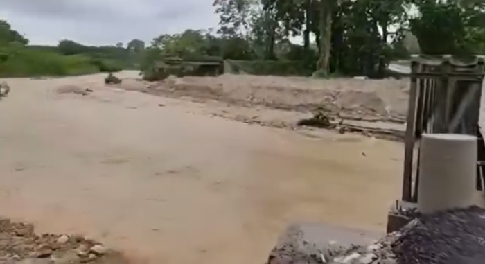 Andes venezolanos: Desbordamiento del río Guaruríes amenaza bases del puente de guerra en la Panamericana