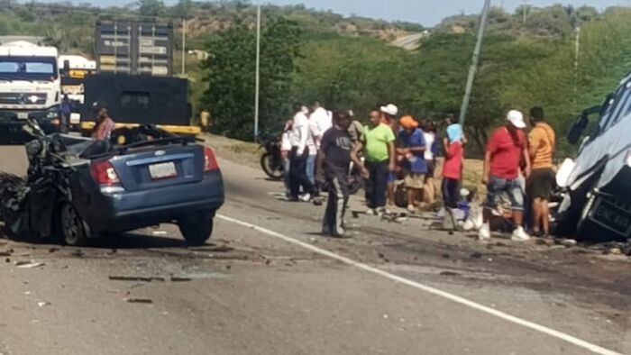 Un automóvil se estrelló contra una buseta llena de pasajeros en la Falcón-Zulia: Un muerto y dos lesionados tras el accidente