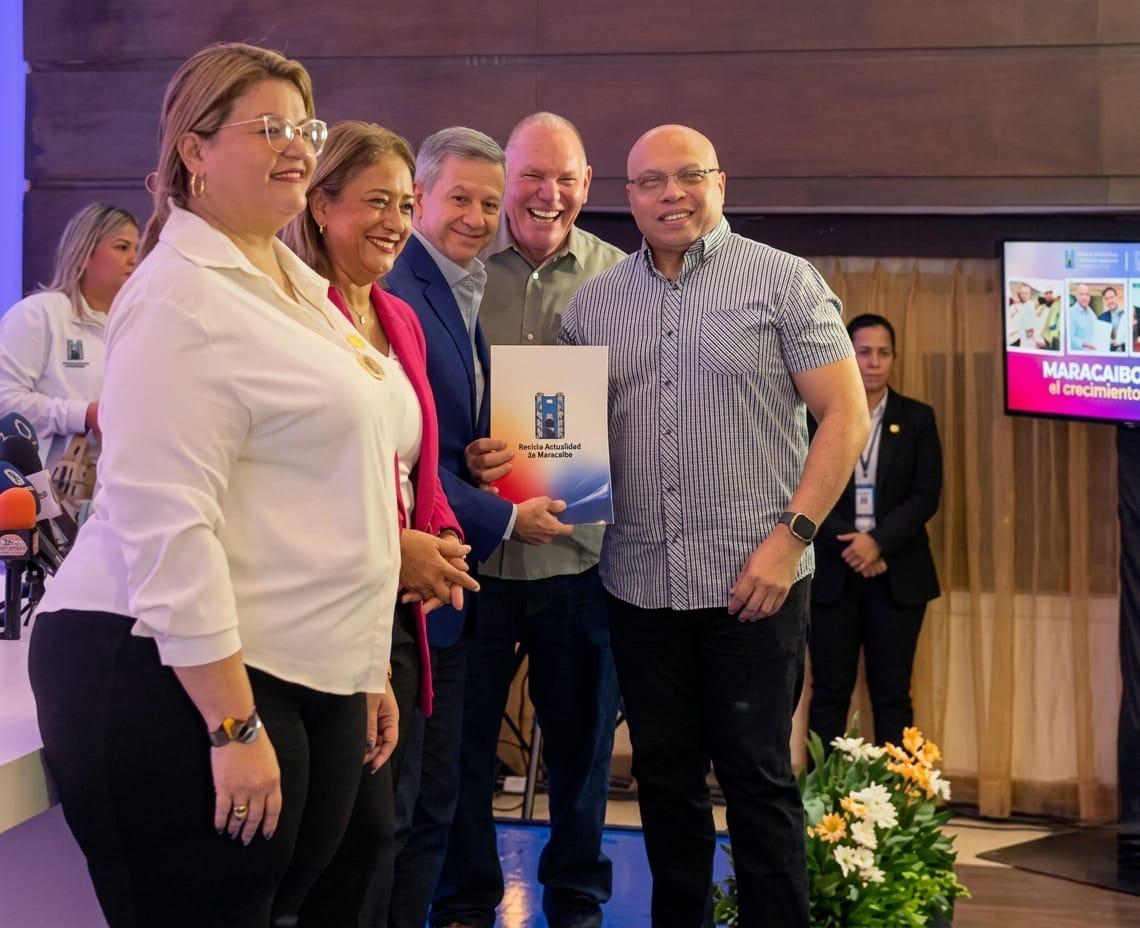 Reimpulsando la economía de la ciudad: Alcalde Giancarlo Di Martino entregó uso conforme y registro de licores a 72 empresarios de Maracaibo