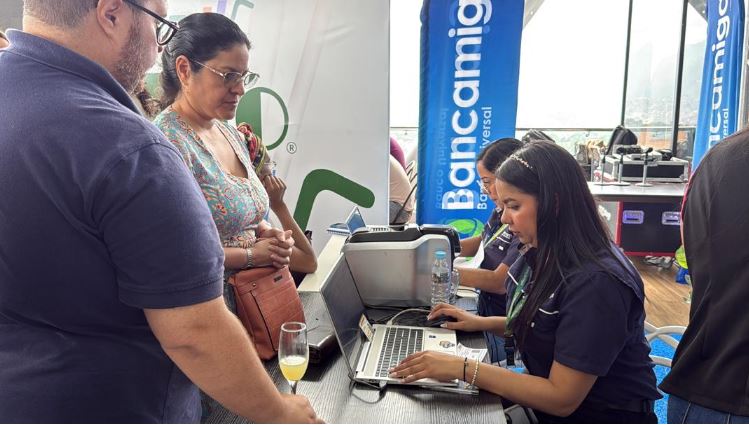Río Supermarket y Bancamiga entregan más de dos mil tarjetas de crédito en Caracas