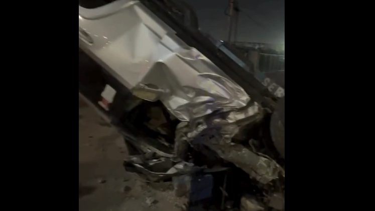 Aparatoso volcamiento en la avenida La Limpia: El conductor y un menor de 12 años se salvan de milagro