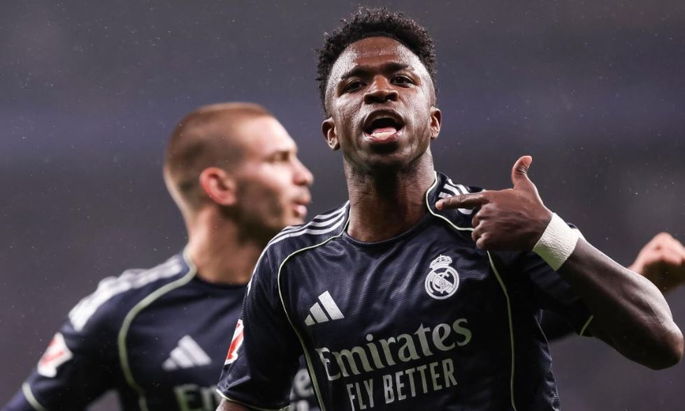 Doblete de Vinicius mantiene al Real Madrid en la lucha por el liderato de liga