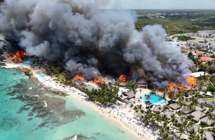 Una mujer muerta y mil 700 turistas desalojados tras voraz incendio en un hotel de lujo en República Dominicana