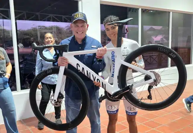 Alcalde Di Martino entregó bicicleta de alta gama al Embajador Deportivo Luis Miguel Hernández: «Apoyamos a la juventud victoriosa»