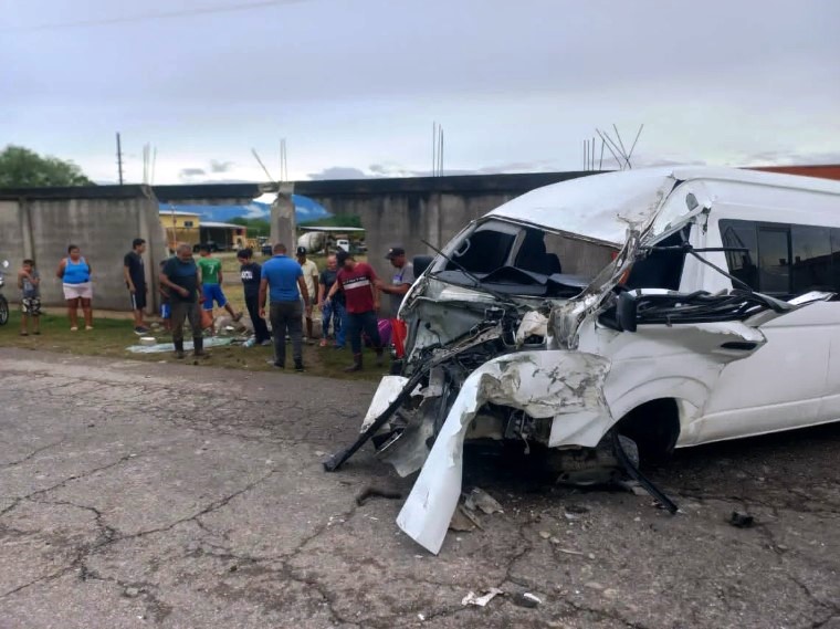 Siete heridos dejó accidente en Baralt: Una camioneta chocó contra una pared