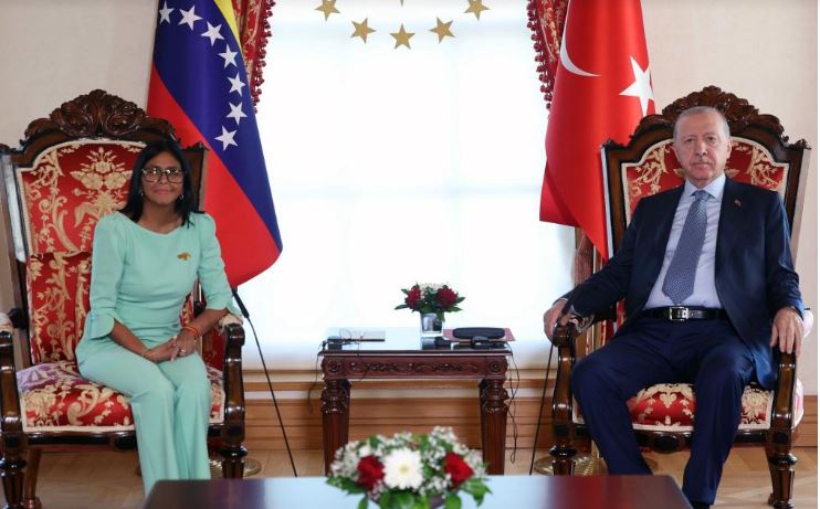 Jefa de Estado se reúne con su par de Turquía