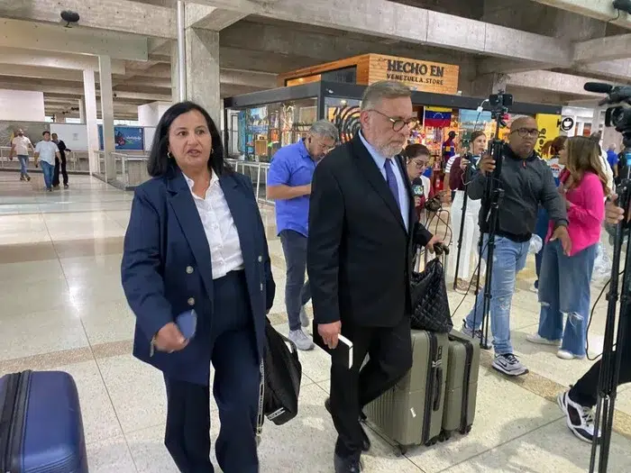 Dinorah Figuera regresa a Venezuela tras ocho años fuera del país y anuncia reuniones con el encargado de negocios de EE UU y Jorge Rodríguez