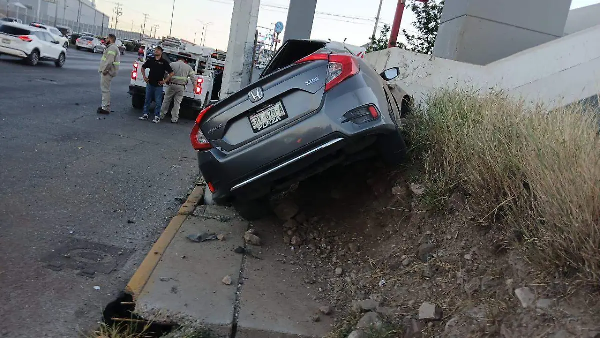 Conductor de la tercera edad sufre un infarto e impacta contra un poste en la avenida Fuerzas Armadas