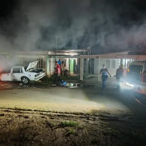 Acumulación de gases provoca incendio en la parte delantera de un vehículo en Valmore Rodríguez