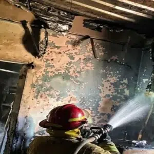 Voraz incendio deja en la calle a hombre con discapacidad en Valmore Rodríguez