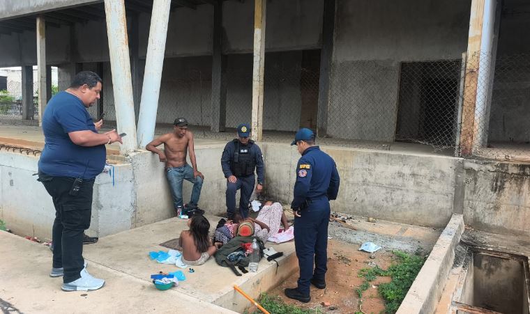 Alcaldía de Maracaibo resguarda a madre y a su bebé tras parto en la vía pública: La familia fue trasladada a una casa de abrigo en Las Lomas