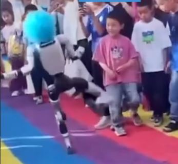 Robot atacó a niño por error en China: Le dio una patada en el estómago y el video se viralizó